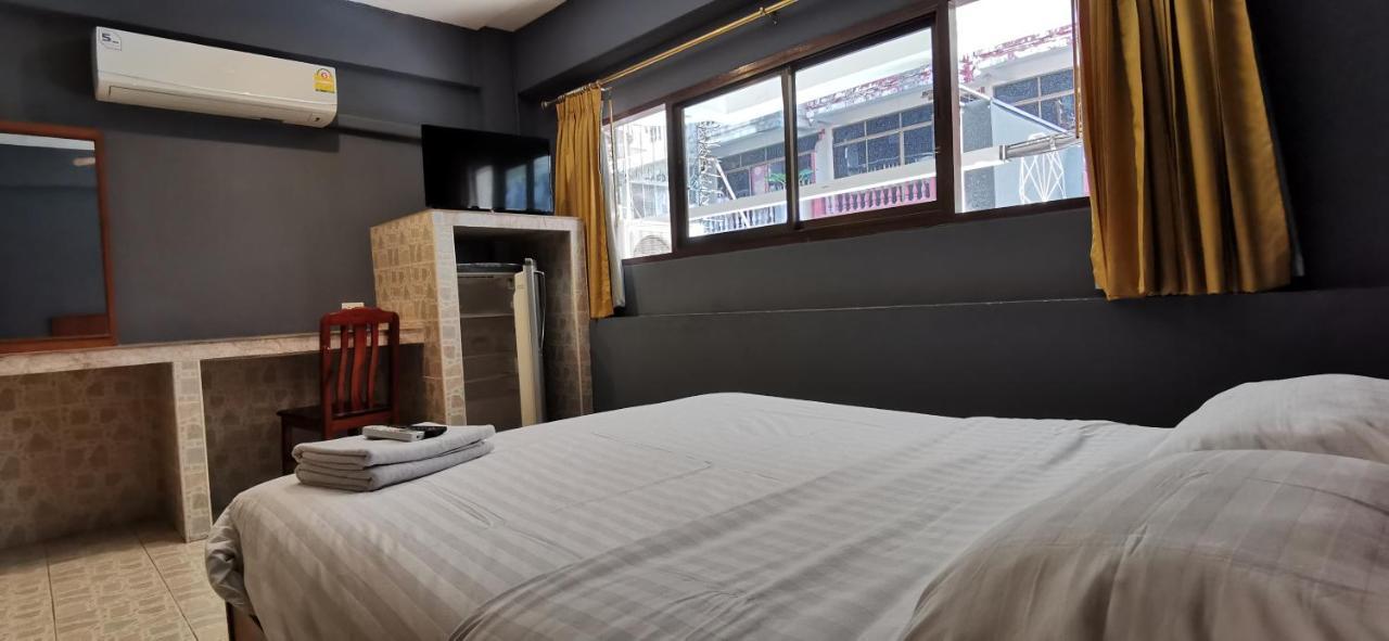 Jellyfish Hostel Pantai Jomtien Bagian luar foto