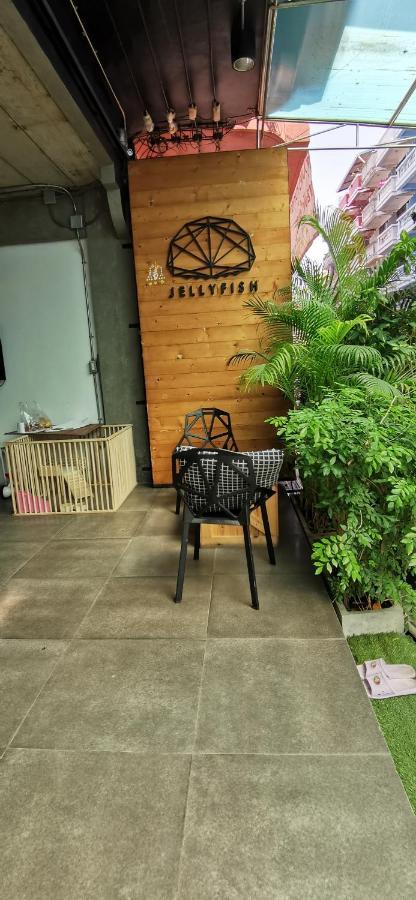 Jellyfish Hostel Pantai Jomtien Bagian luar foto