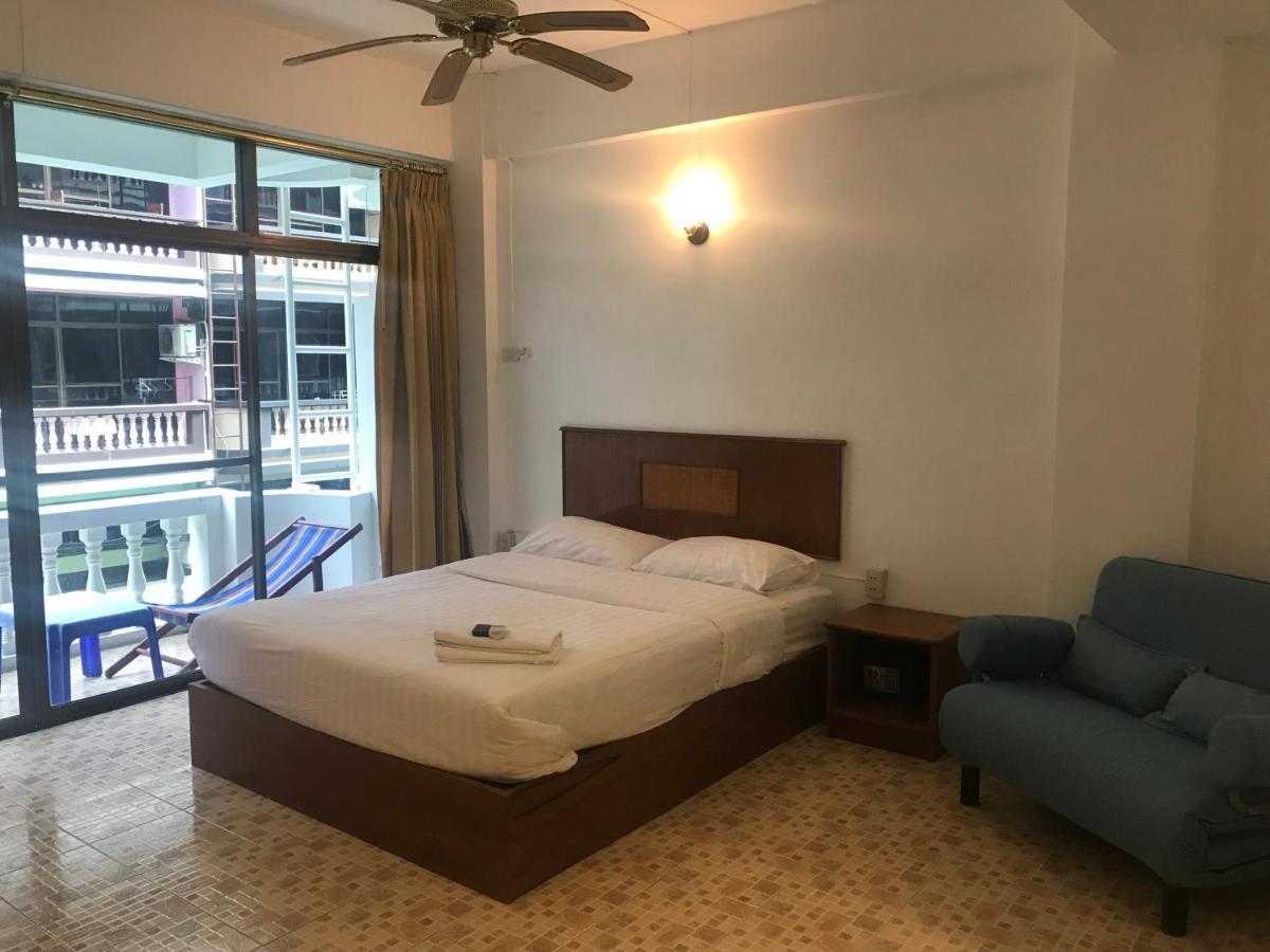 Jellyfish Hostel Pantai Jomtien Bagian luar foto