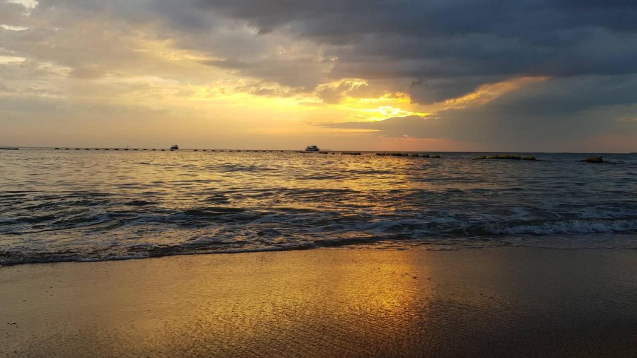 Jellyfish Hostel Pantai Jomtien Bagian luar foto