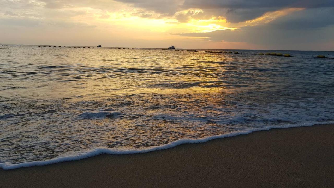 Jellyfish Hostel Pantai Jomtien Bagian luar foto