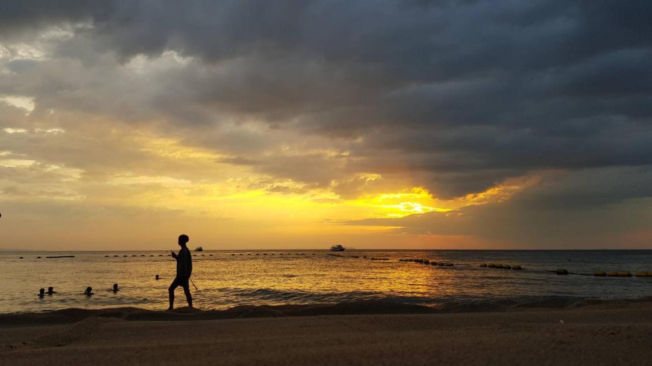 Jellyfish Hostel Pantai Jomtien Bagian luar foto