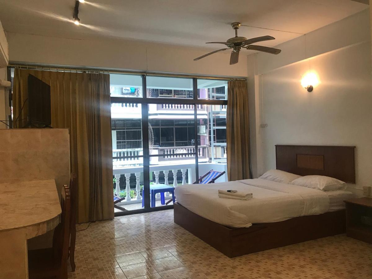 Jellyfish Hostel Pantai Jomtien Bagian luar foto